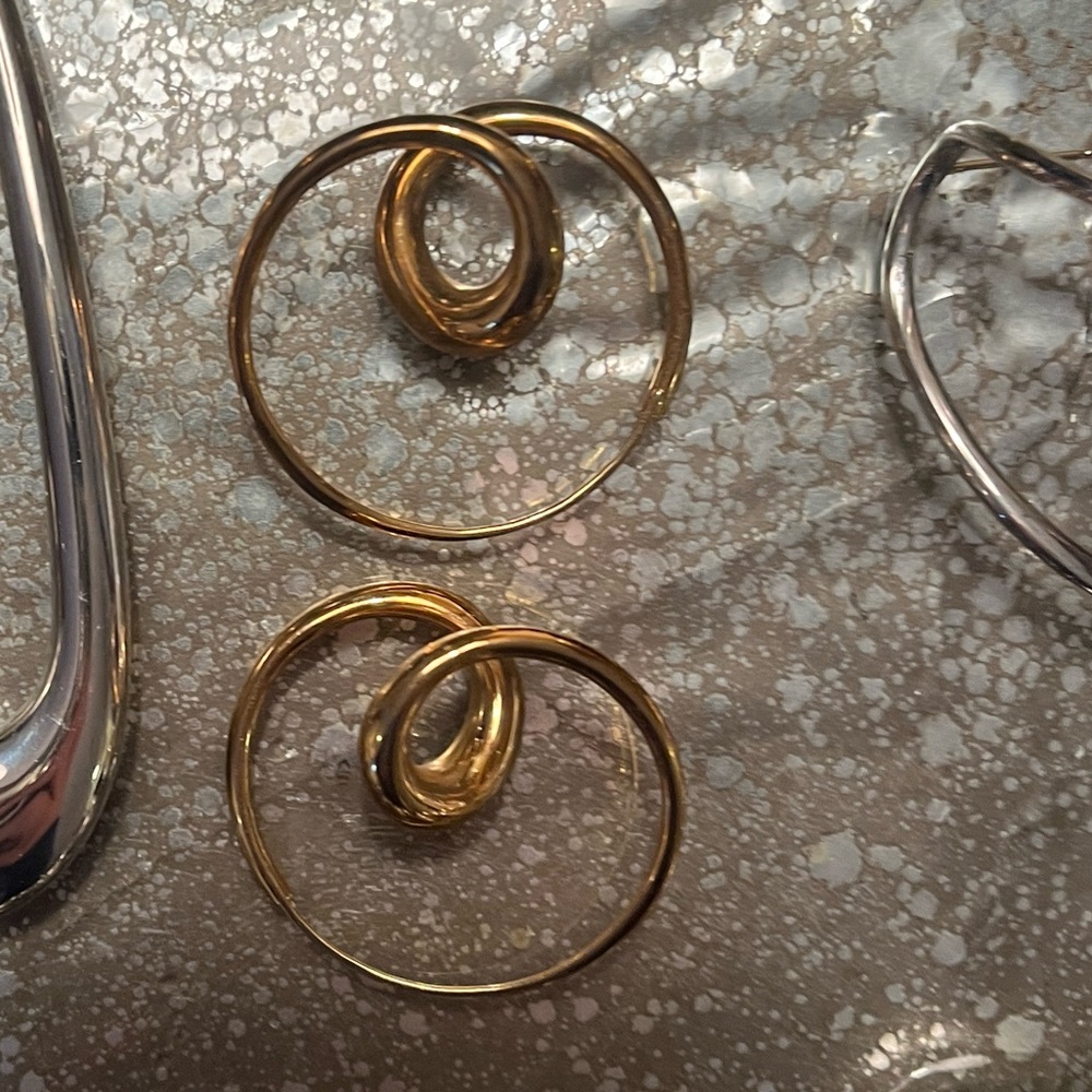 Michael Good 18K Solid Gold Curly Hoop Single Loop Earrings - Medium 1.25” - Picture 3 of 4